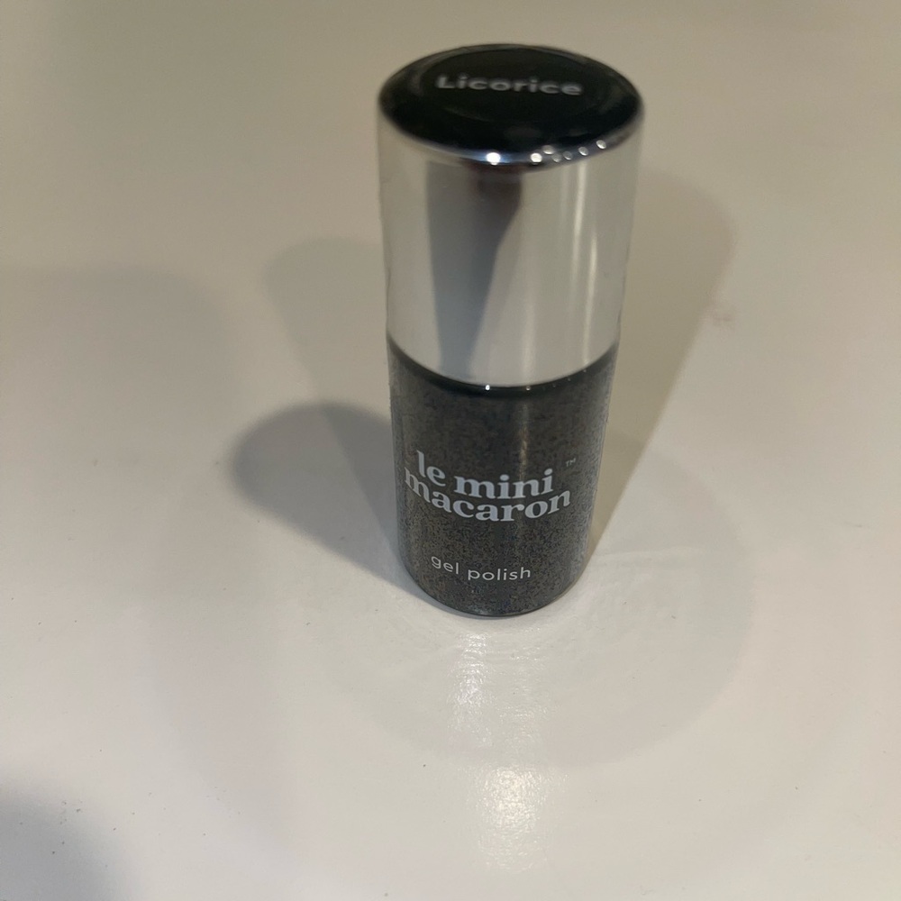 Le Mini Macaron Gel Polish - Licorice Black